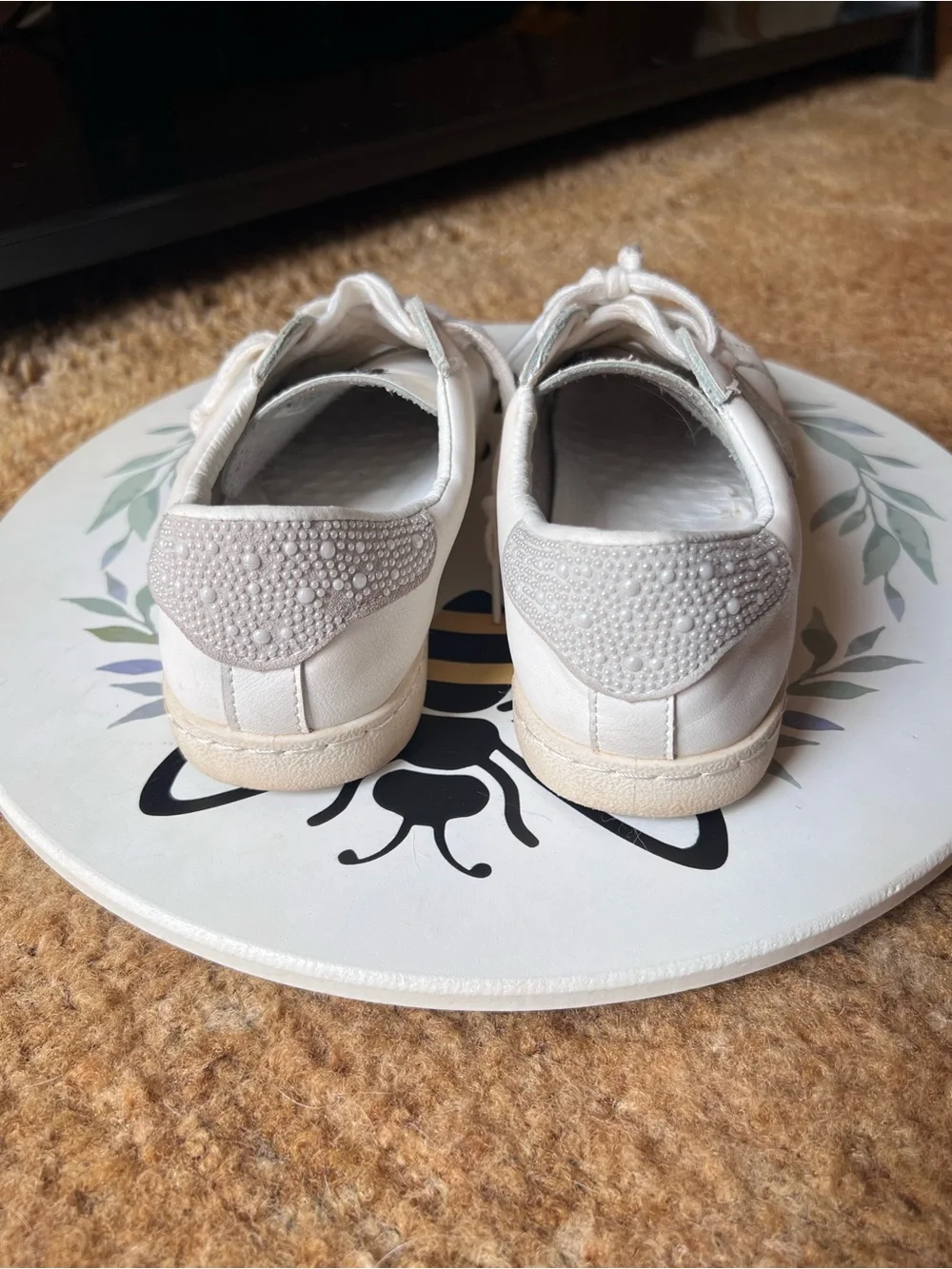Woman’s VINTAGE HAVANA Carla Sneaker white Pearl Star size 7.